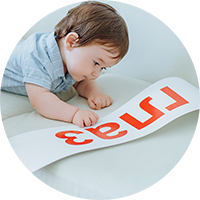 Обучение ребенка чтению можно начинать уже с 3-х месячного возраста. Чем младше ребенок - тем проще его обучить чтению.